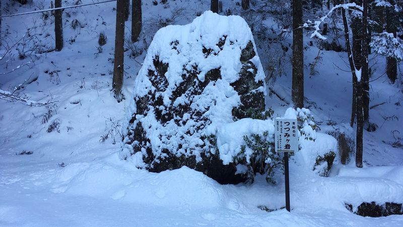貴船神社のつつみヶ石(Tsutsumi-ga-ishi stone of the Kifune-jinja Shrine)