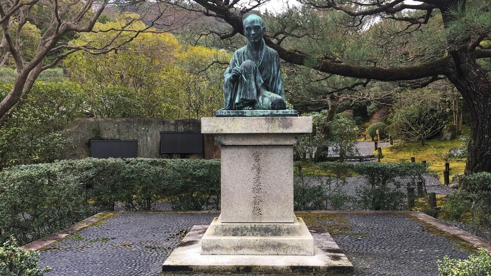 友禅苑にある宮崎友禅の銅像