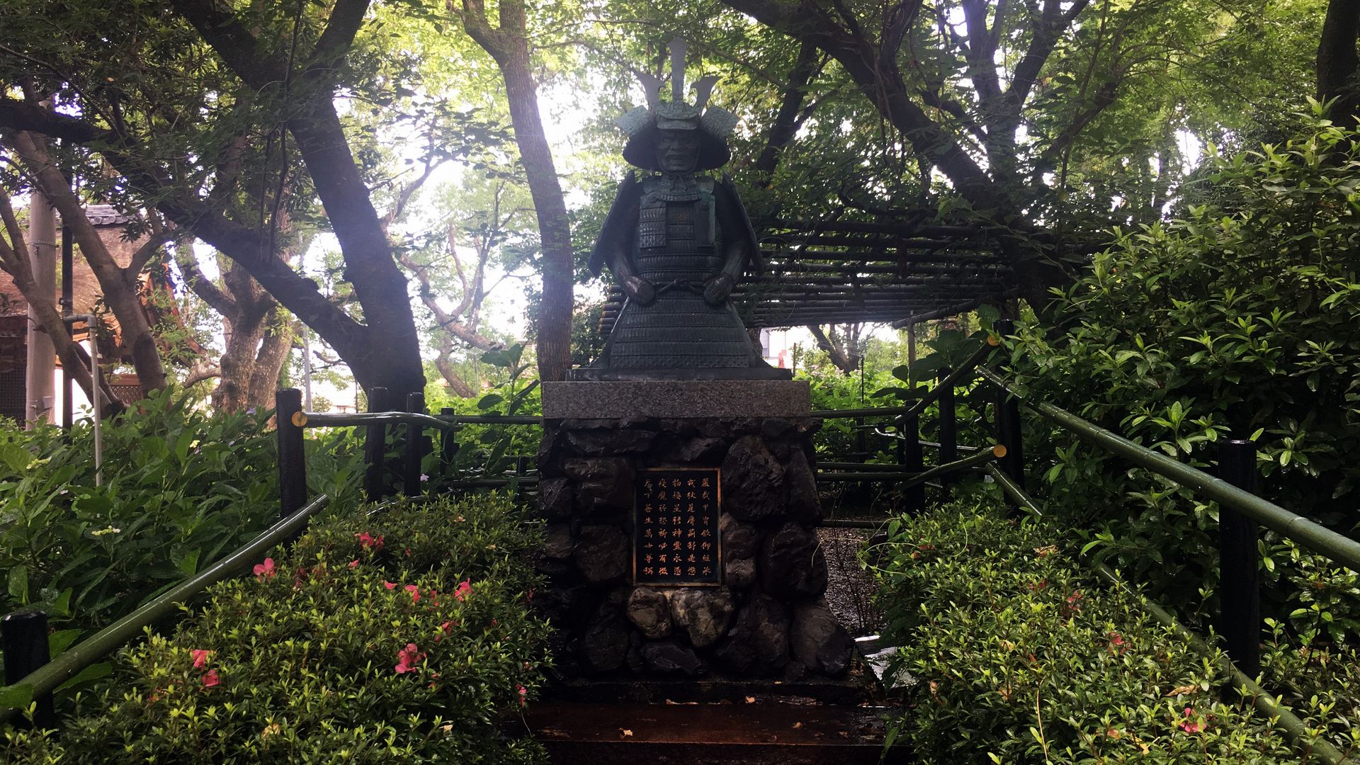 藤森神社の神鎧像