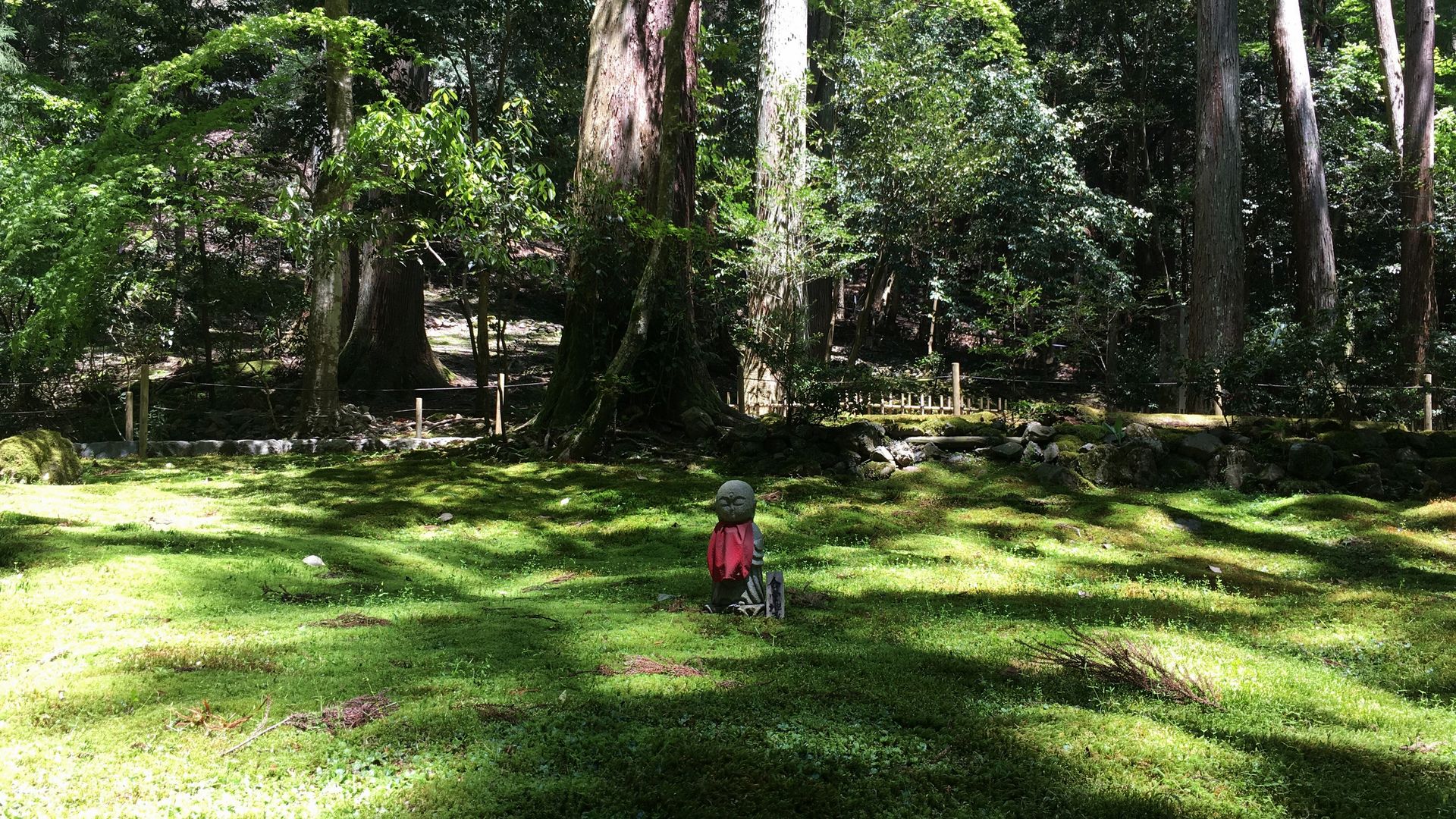 寂光院-苔の庭園にひっそり佇む地蔵菩薩