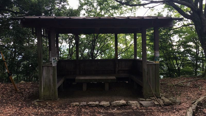愛宕神社表参道の茶屋跡の休息所(Rest space)
